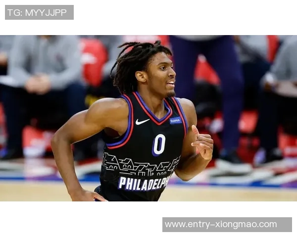 疯狂小跑车马克西上半场表现惊艳15投8中贡献19分5助攻引领球队奋勇争先